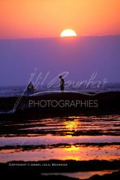 Image du Maroc Professionnelle de  Souiria Leqdima situé à 30 km au sud de Safi fut un village de pêcheurs, avec son petit port où quelques artisans pratiquent la pêche traditionnelle à la canne. Un magnifique coucher de soleil dans cette splendide région du Maroc sur l'océan atlantique. De nombreux européens profitent des joies de la mer sur cette plage un peu désertée par les marocains, 18 Juillet 2006. (Photo / Abdeljalil Bounhar)